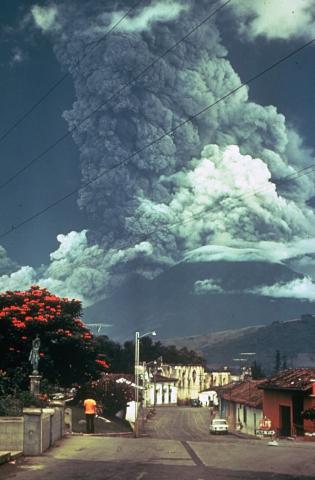 הר הגעש פּואגו בגואטמלה התפרץ